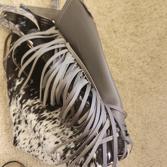 Elegant Black and White Fringe Tote - Picture 4 of 6